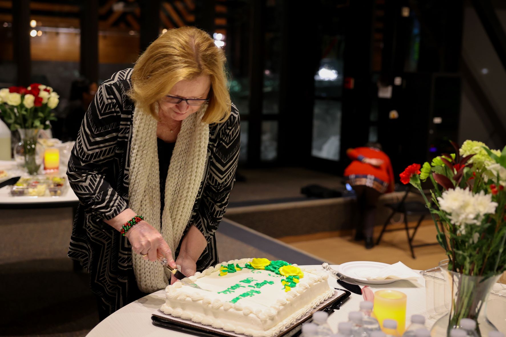 Jill Janke cutting cake