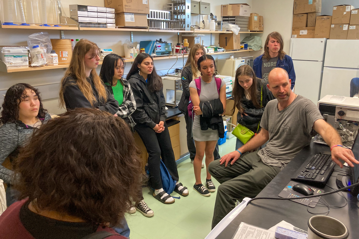 students at wwami school of medicine on a tour