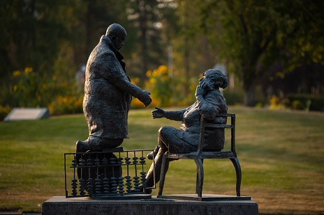 Statue of two people shaking hands
