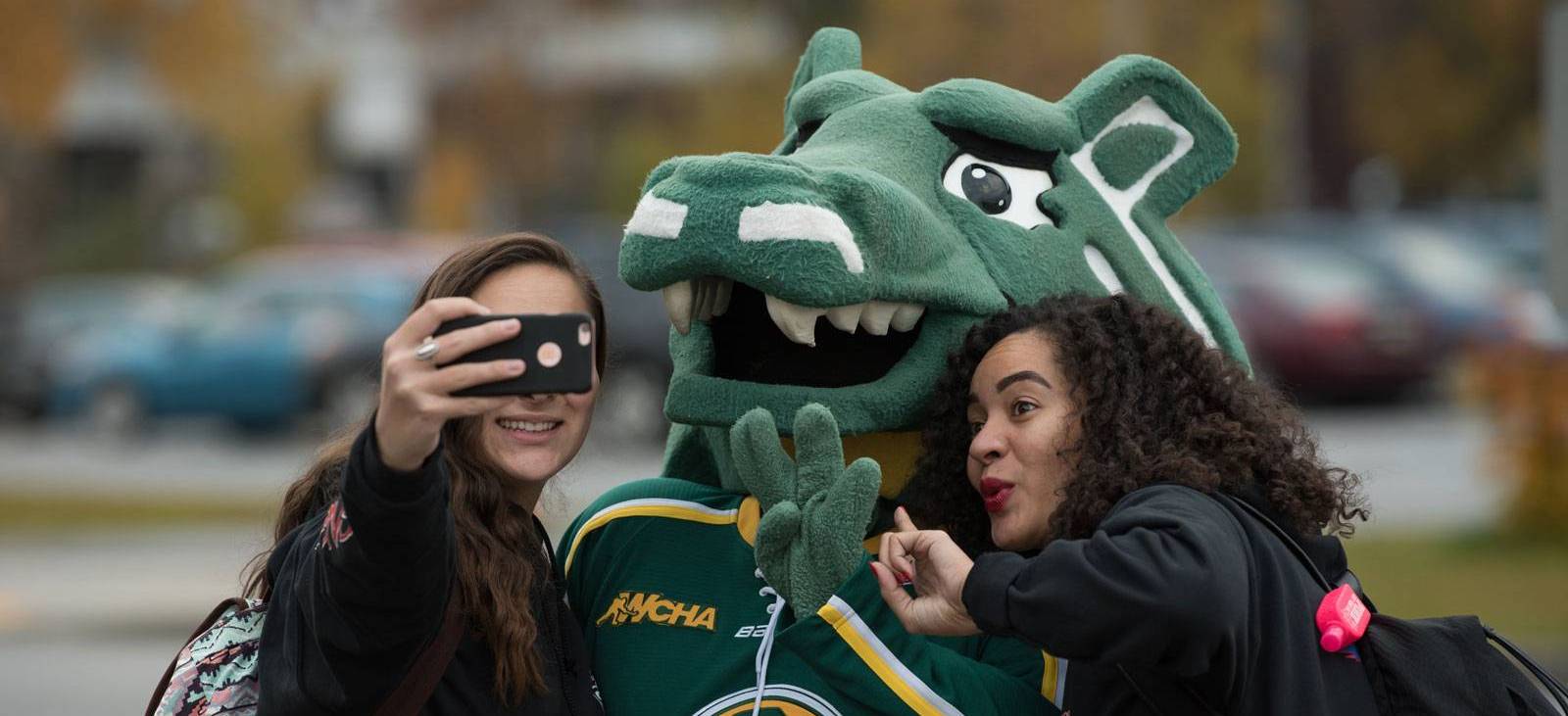 Students take a selfie with UAA mascot, Spirit