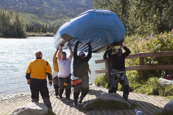 Students lift the raft out of the river before heading back to the campsite for the night (Photo by Philip Hall / University of Alaska Anchorage).