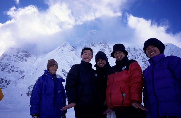 Yu and a few friends in the Kahiltna Pass (Photo courtesy of Etsuko Tsubonuma).