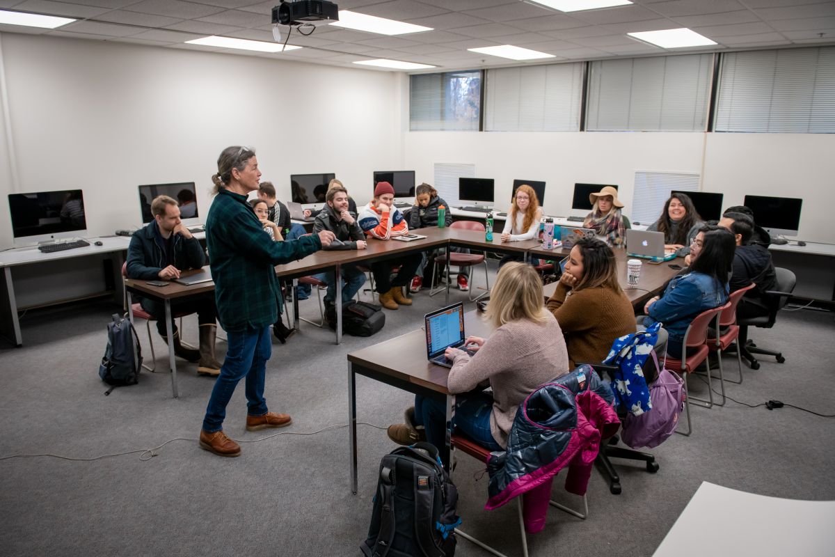 Elizabeth Arnold teaching a course