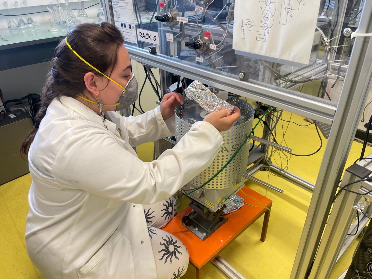 Shelby Kelliher working with a mass spectrometer in a lab