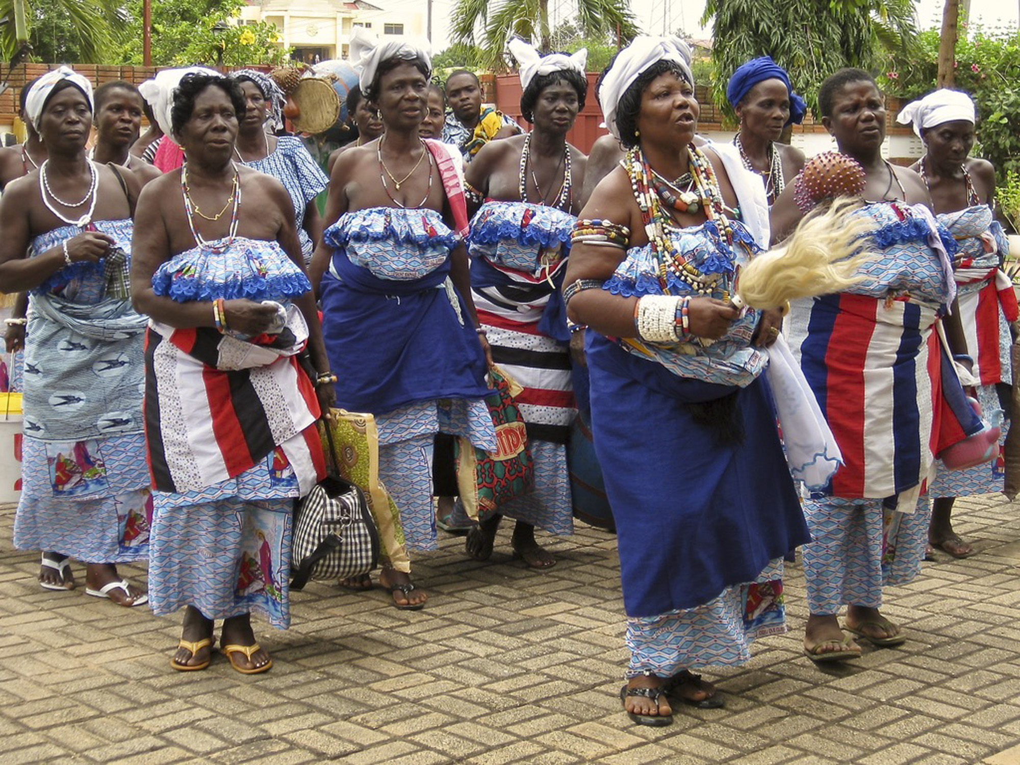 Dashi and women dancers