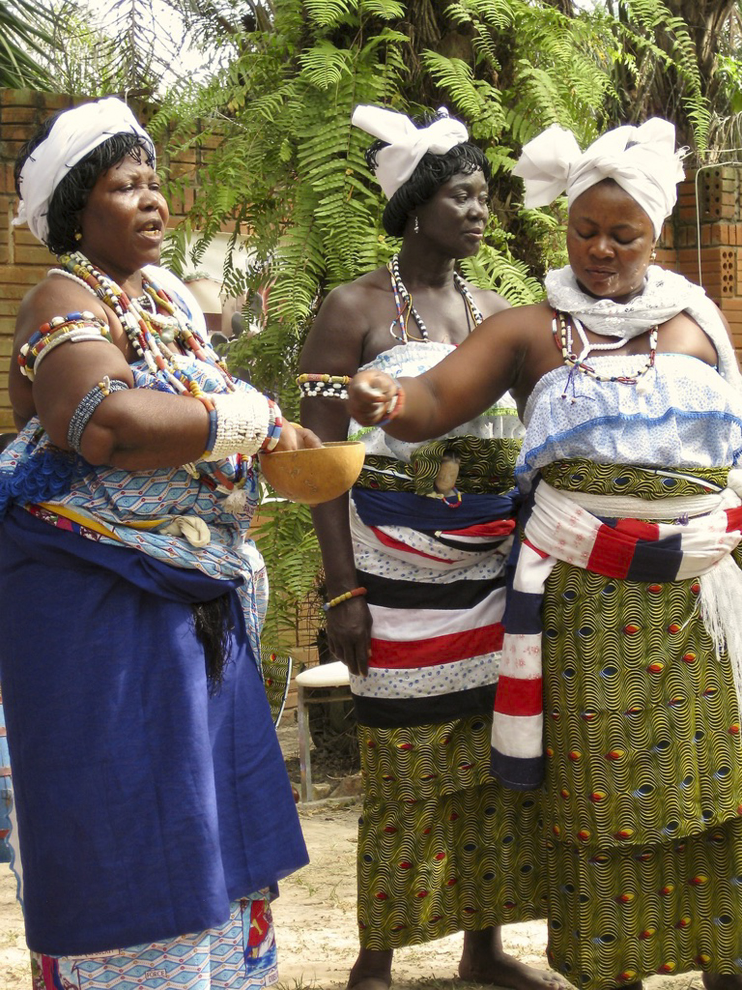 Dashi and two women chanting